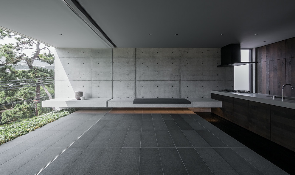 Diseño de salón para visitas urbano con paredes grises, pared multimedia y suelo gris