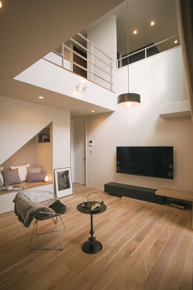 Mittelgroßes, Repräsentatives, Offenes Modernes Wohnzimmer ohne Kamin mit weißer Wandfarbe, hellem Holzboden und TV-Wand in Nagoya