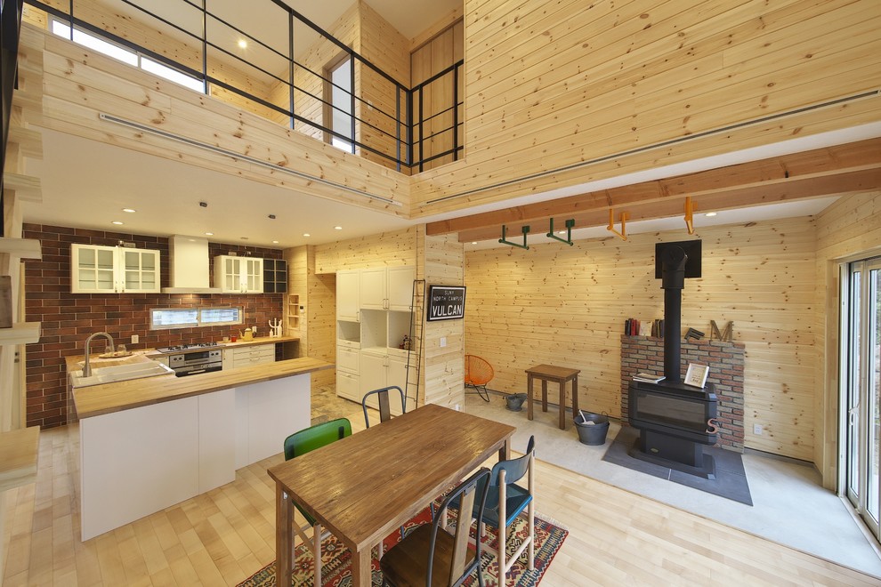 Idéer för ett asiatiskt vardagsrum, med bruna väggar och ljust trägolv