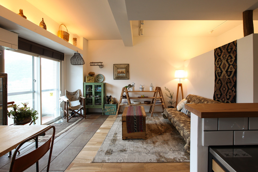 Diseño de salón asiático con paredes blancas, suelo de madera en tonos medios, suelo beige y vigas vistas