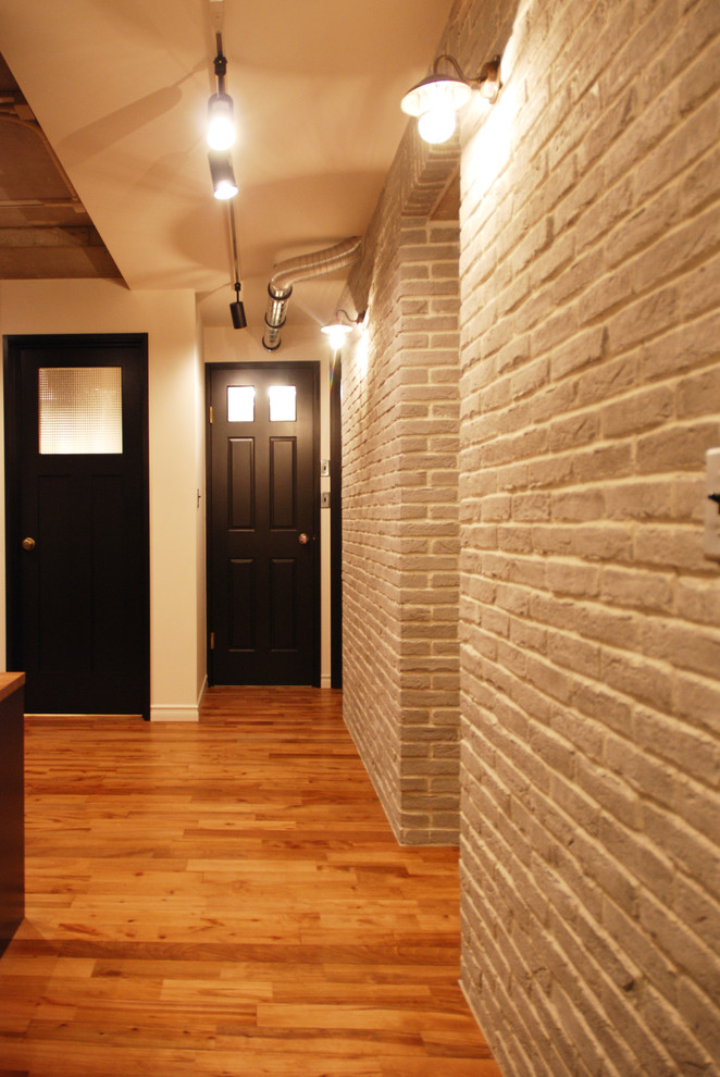 インダストリアルスタイルのおしゃれなリビング (ベージュの壁、濃色無垢フローリング、茶色い床) の写真