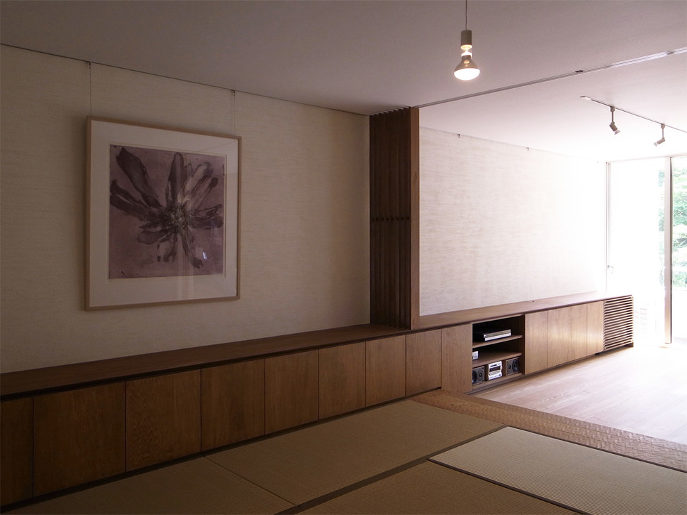 Asiatisches Wohnzimmer mit weißer Wandfarbe und Tatami-Boden in Yokohama