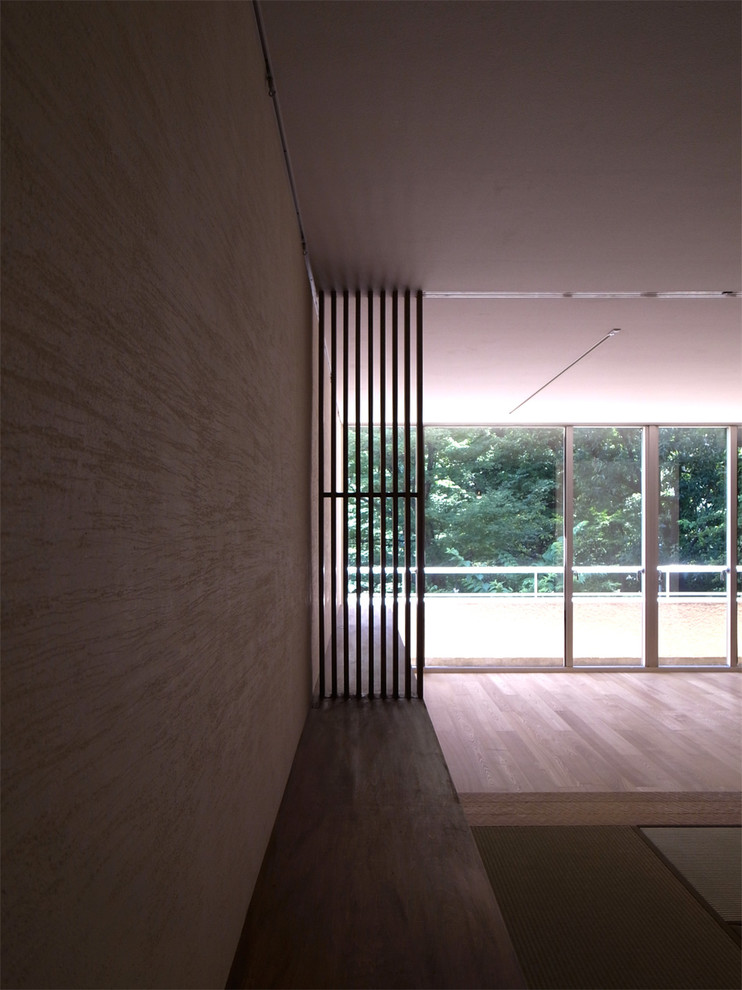 Exempel på ett asiatiskt vardagsrum, med vita väggar och tatamigolv