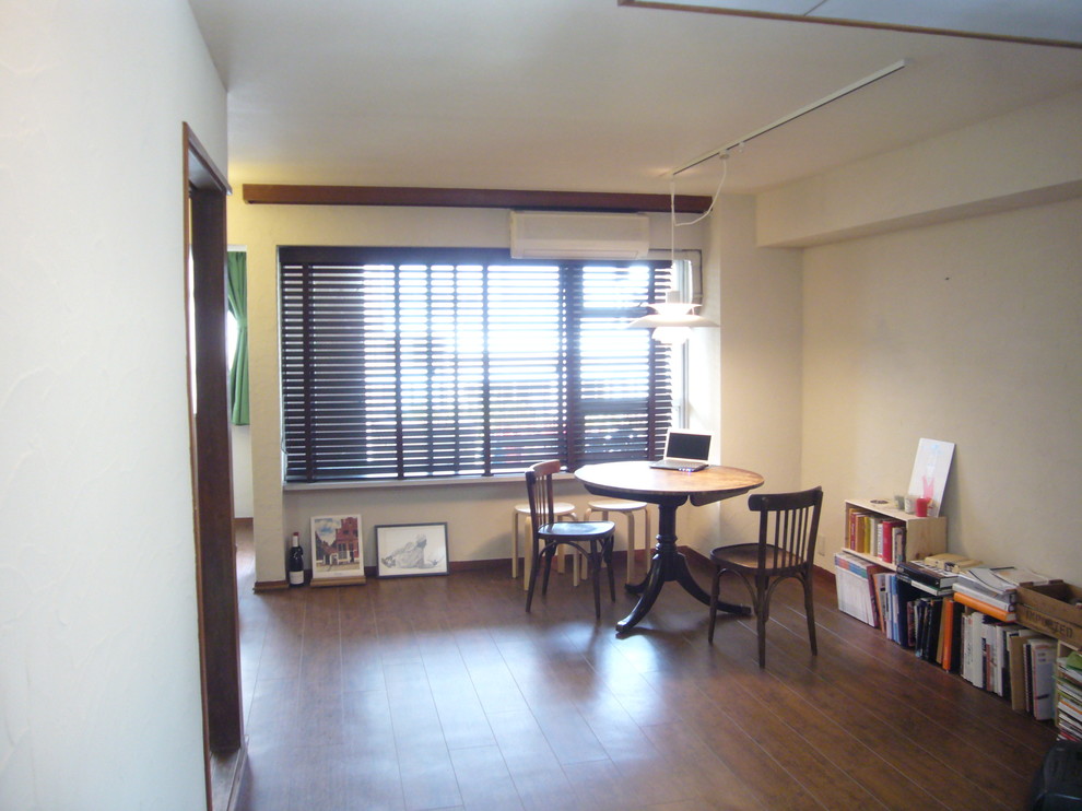 Foto de biblioteca en casa abierta industrial con paredes blancas, televisor independiente y suelo marrón