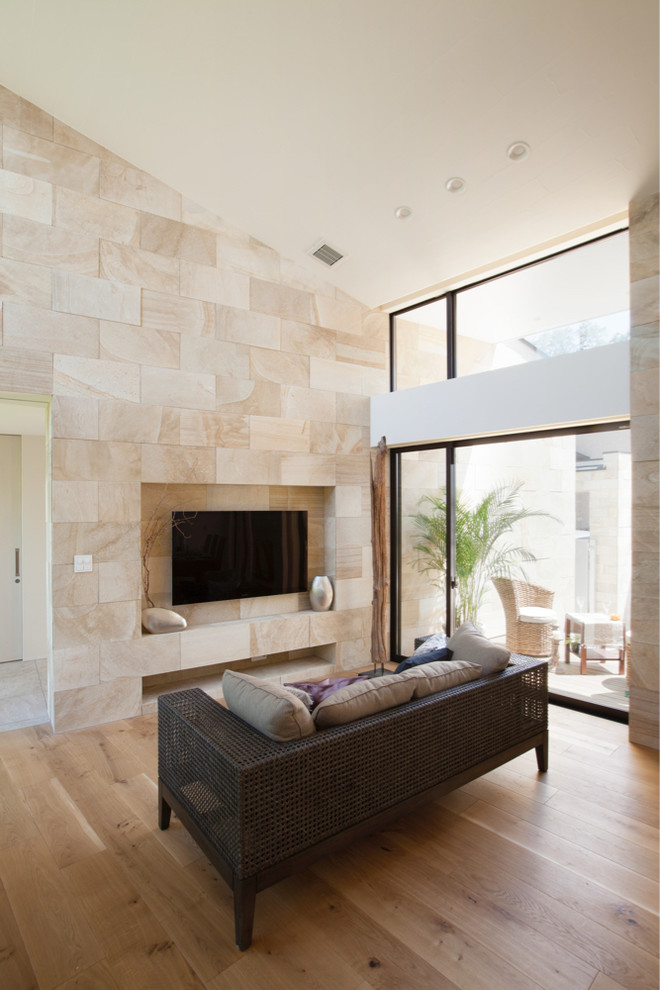 Modelo de salón de estilo zen con paredes beige, suelo de madera clara y suelo beige