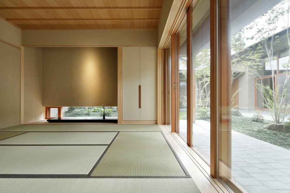 Idee per un soggiorno etnico con pareti grigie, pavimento in tatami, pavimento beige e soffitto in legno
