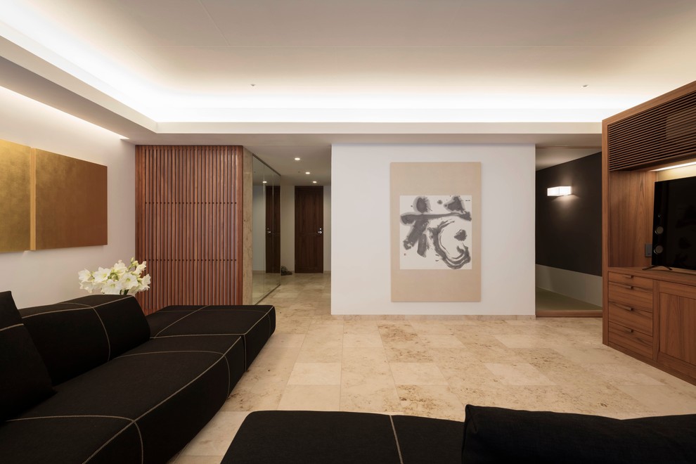 Immagine di un soggiorno etnico aperto con pareti bianche, pavimento in marmo, pavimento beige e TV autoportante