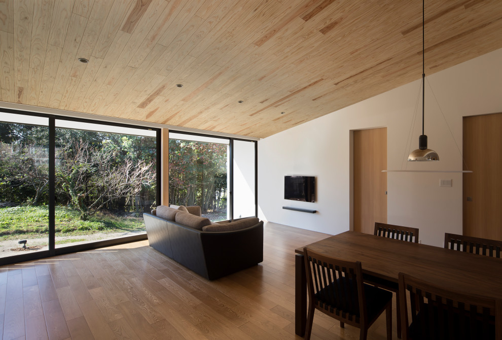 Kleines, Offenes Modernes Wohnzimmer ohne Kamin mit weißer Wandfarbe, TV-Wand, gebeiztem Holzboden und beigem Boden in Fukuoka