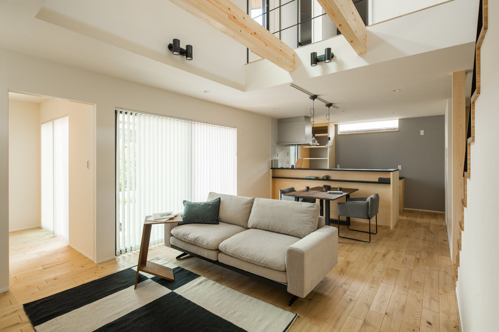 Idee per un soggiorno moderno di medie dimensioni con pareti multicolore, parquet chiaro e pavimento beige