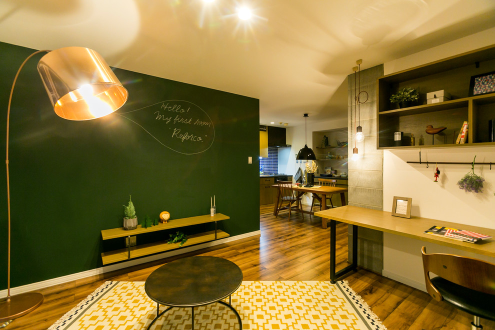 Idee per un soggiorno scandinavo aperto con pareti multicolore, pavimento in legno verniciato e pavimento marrone