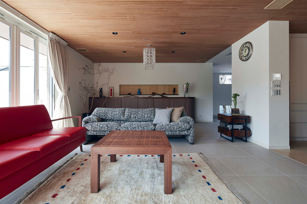 Foto på ett eklektiskt vardagsrum, med vita väggar och grått golv