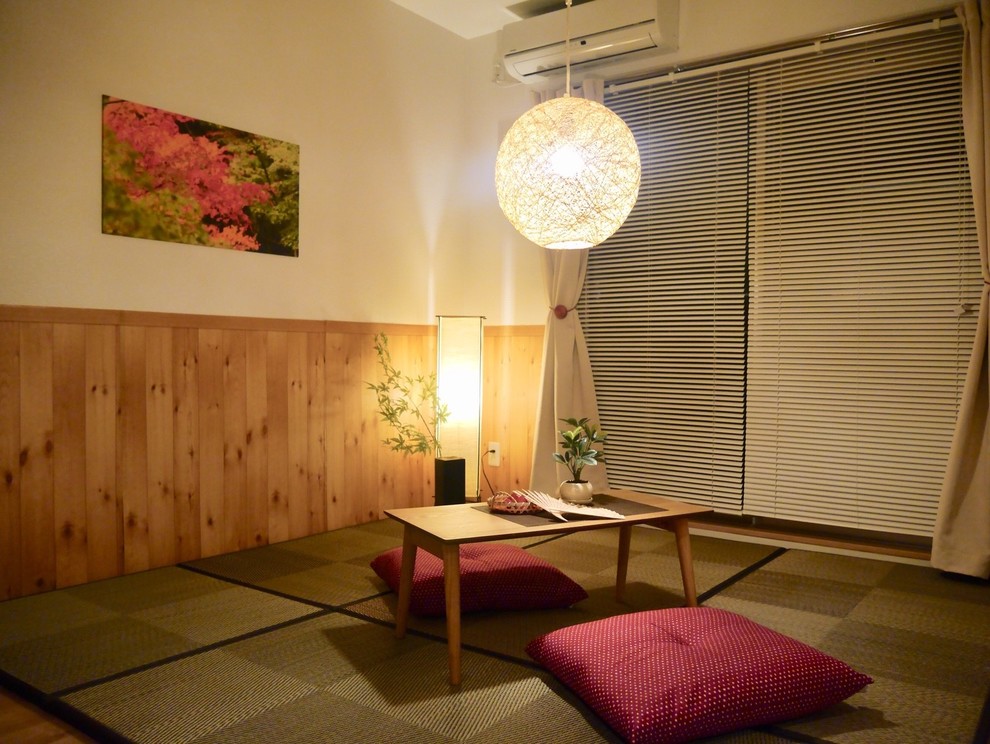 Kleines, Offenes Asiatisches Wohnzimmer mit weißer Wandfarbe, Tatami-Boden und freistehendem TV in Osaka