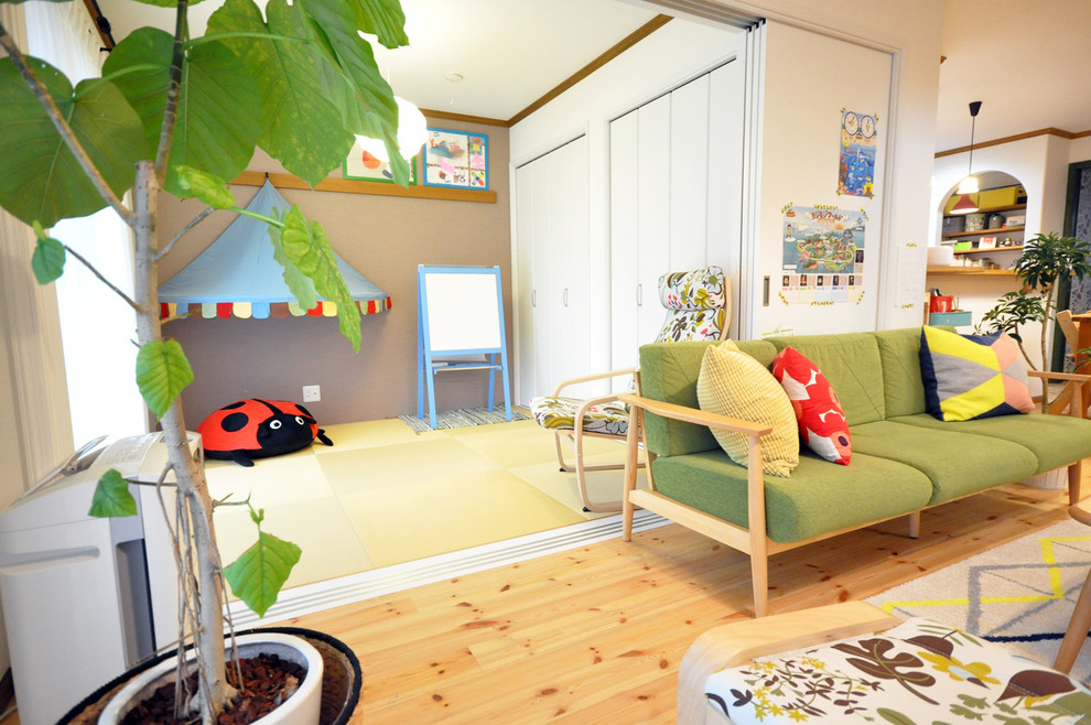 Exempel på ett minimalistiskt vardagsrum, med vita väggar och tatamigolv