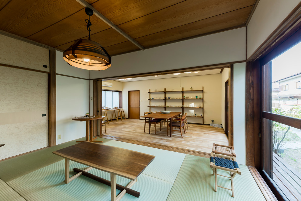Immagine di un piccolo soggiorno etnico con sala formale, pareti bianche, pavimento in tatami, nessun camino, nessuna TV e pavimento verde