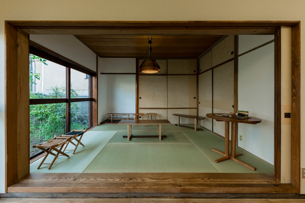 Idée de décoration pour un petit salon asiatique avec une salle de réception, un mur blanc, un sol de tatami, aucune cheminée, aucun téléviseur et un sol vert.