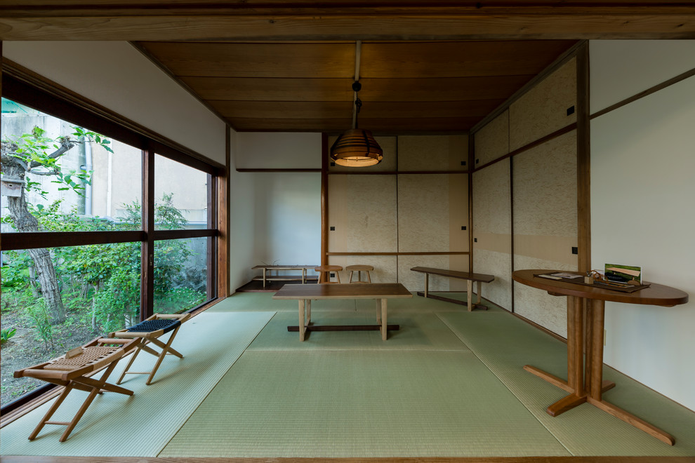 Foto på ett litet orientaliskt vardagsrum, med ett finrum, vita väggar, tatamigolv och grönt golv