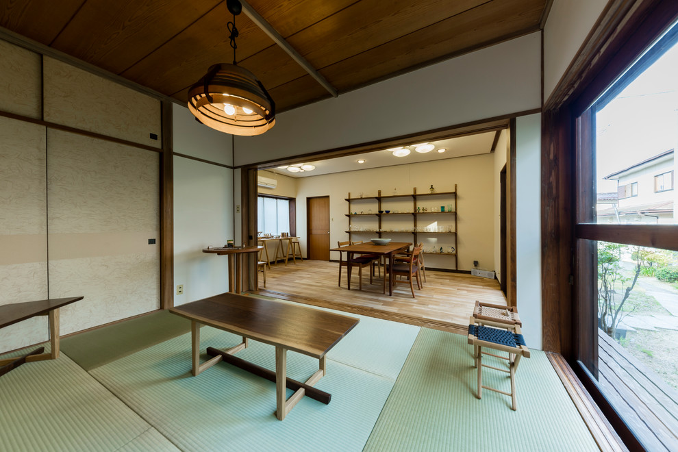 Modelo de salón para visitas de estilo zen pequeño sin chimenea y televisor con paredes blancas, tatami y suelo verde