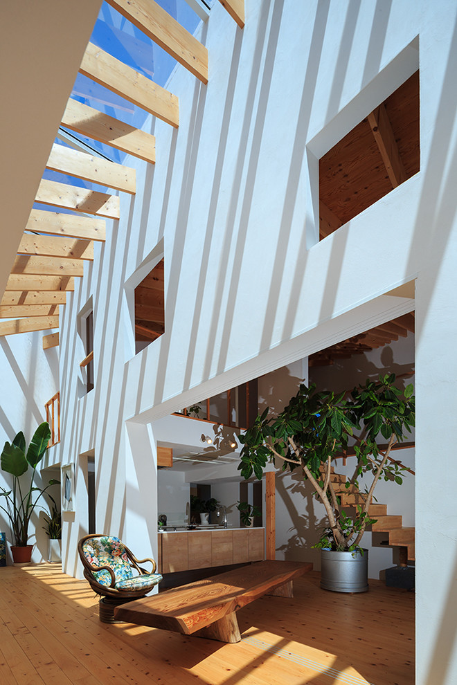 Пример оригинального дизайна: открытая гостиная комната среднего размера в современном стиле с белыми стенами без камина