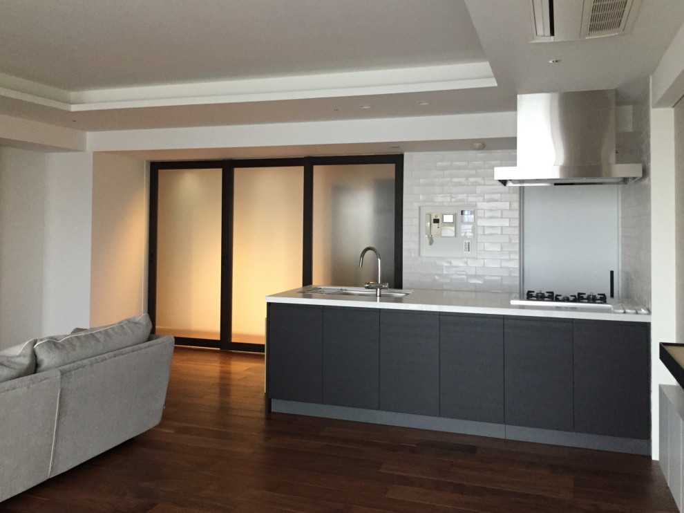 Стильный дизайн: открытая гостиная комната среднего размера в стиле модернизм с домашним баром, белыми стенами, темным паркетным полом, телевизором на стене и коричневым полом без камина - последний тренд