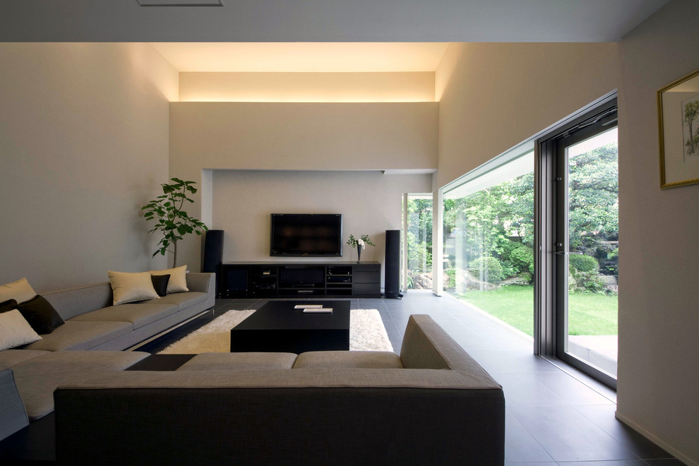 Inspiration för stora moderna separata vardagsrum, med ett finrum, grå väggar, skiffergolv och en fristående TV