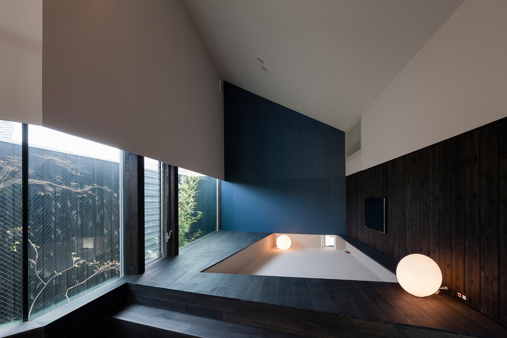 Esempio di un soggiorno minimal con pareti multicolore, pavimento in legno verniciato e pavimento nero