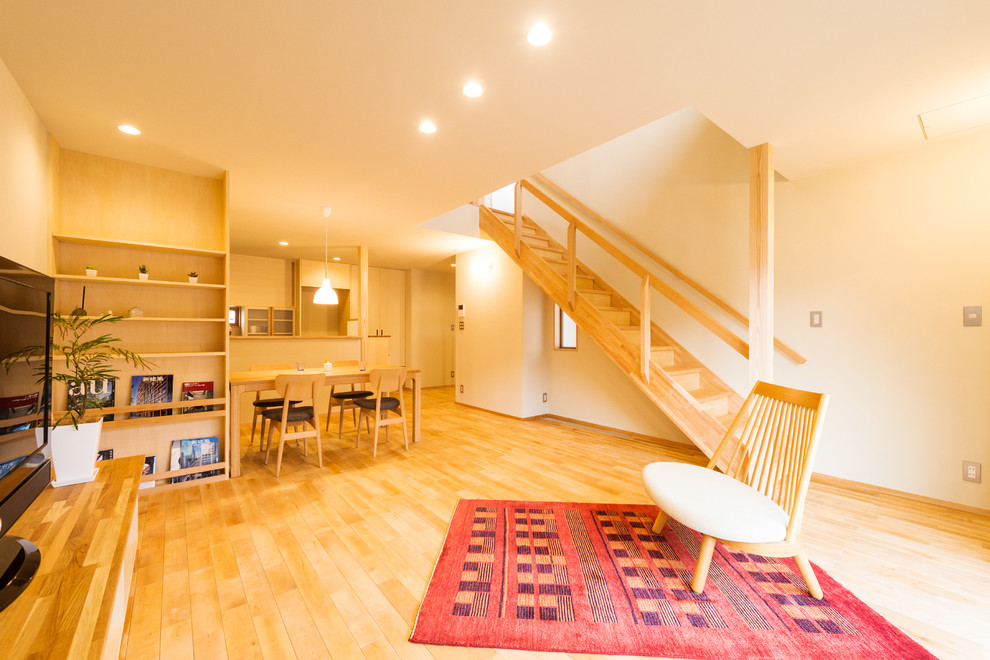 Asiatisches Wohnzimmer mit weißer Wandfarbe, hellem Holzboden und braunem Boden in Sonstige