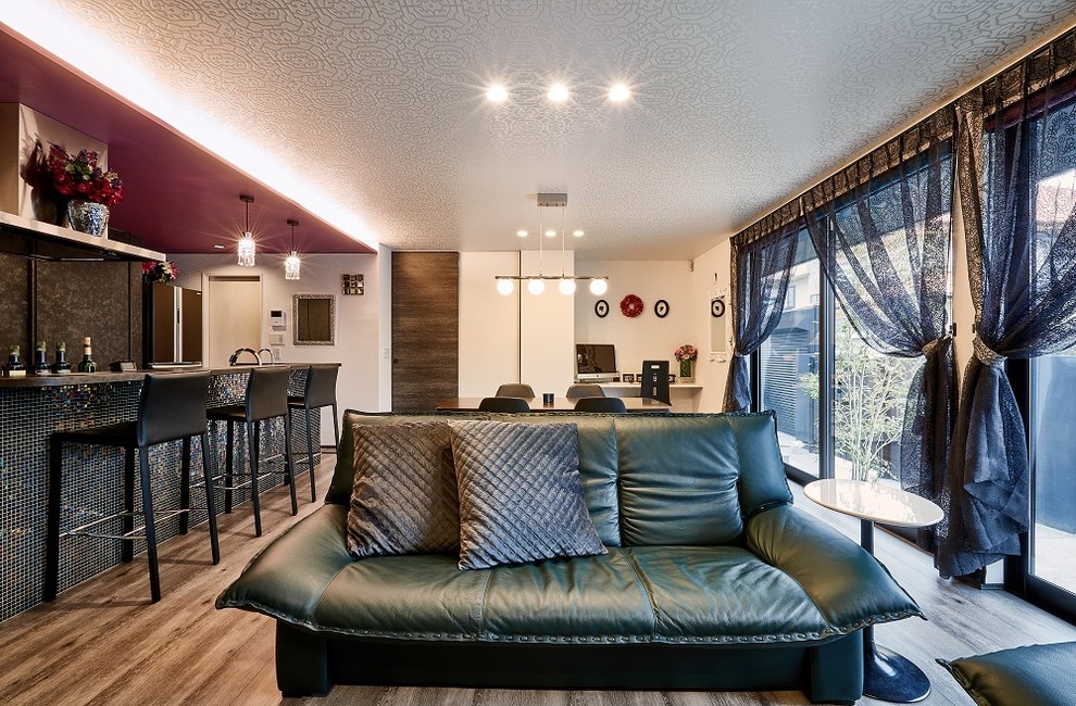 Идея дизайна: открытая гостиная комната в стиле модернизм с домашним баром, белыми стенами, полом из фанеры, отдельно стоящим телевизором и коричневым полом без камина