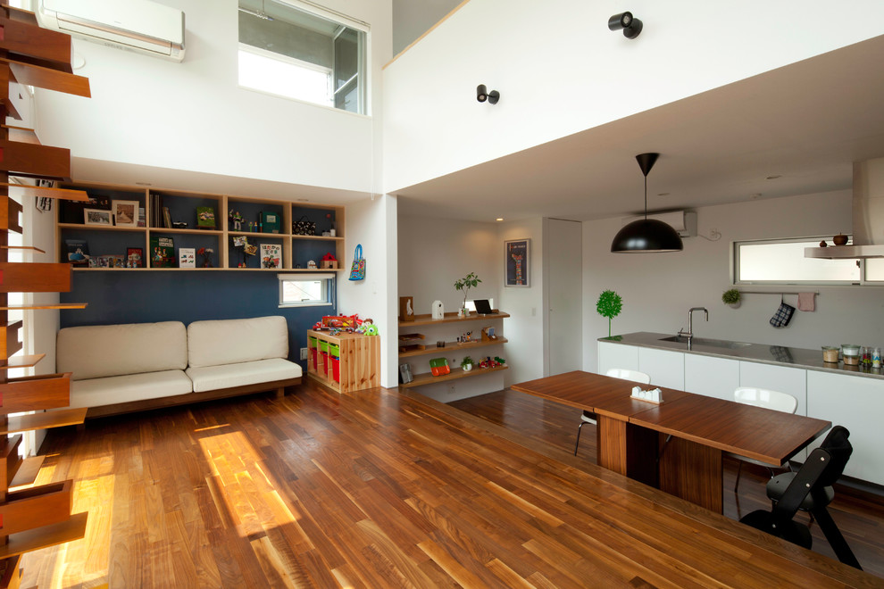 Foto de salón abierto moderno de tamaño medio con paredes azules, suelo de madera oscura y suelo marrón