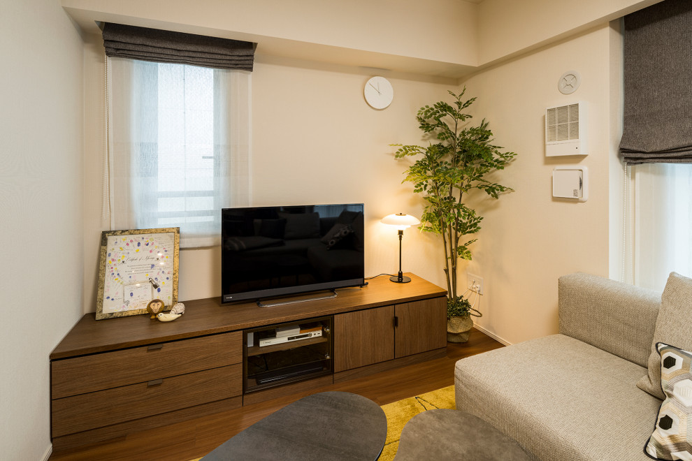 Mittelgroßes, Offenes Nordisches Wohnzimmer ohne Kamin mit weißer Wandfarbe, braunem Holzboden, freistehendem TV, Tapetendecke und Tapetenwänden in Tokio