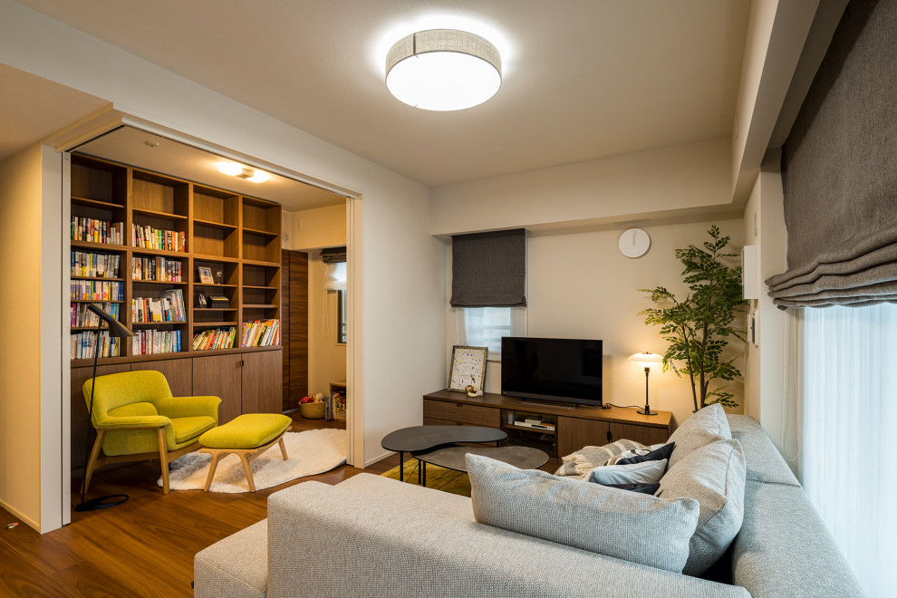 Mittelgroßes, Offenes Skandinavisches Wohnzimmer ohne Kamin mit weißer Wandfarbe, braunem Holzboden, freistehendem TV, Tapetendecke und Tapetenwänden in Tokio