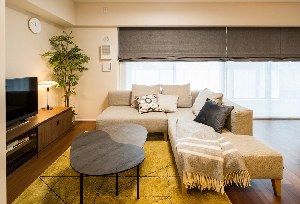 Cette photo montre un salon scandinave de taille moyenne et ouvert avec un mur blanc, un sol en bois brun, aucune cheminée, un téléviseur indépendant, un plafond en papier peint et du papier peint.
