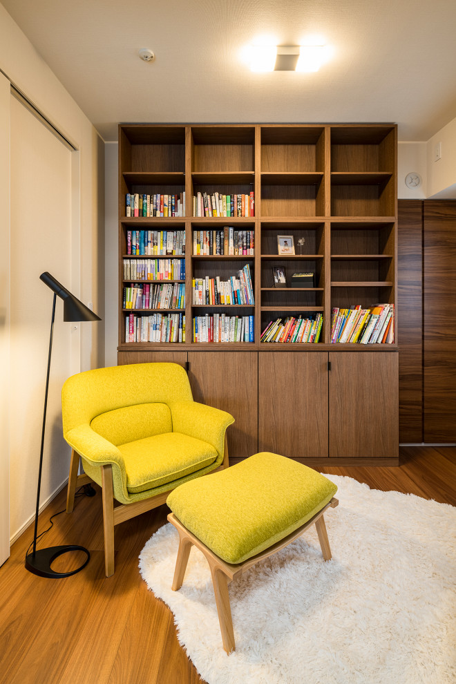 Mittelgroßes, Offenes Skandinavisches Wohnzimmer ohne Kamin mit weißer Wandfarbe, braunem Holzboden, freistehendem TV, Tapetendecke und Tapetenwänden in Tokio
