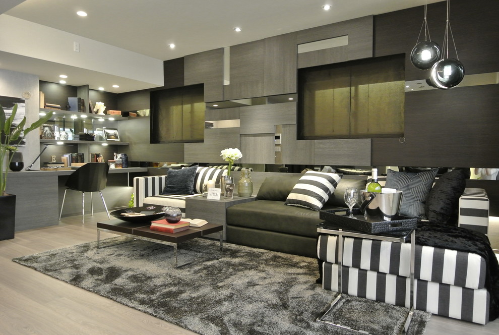 Foto di un soggiorno minimal con pavimento in legno verniciato, pareti verdi e nessuna TV
