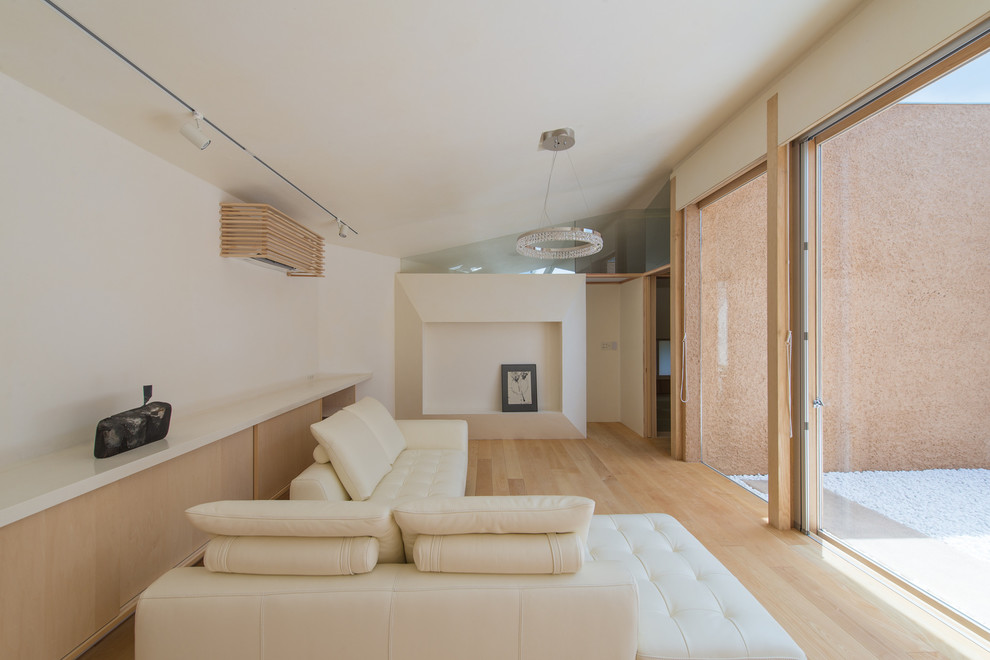 福岡にあるコンテンポラリースタイルのおしゃれなリビング (白い壁、無垢フローリング、茶色い床) の写真