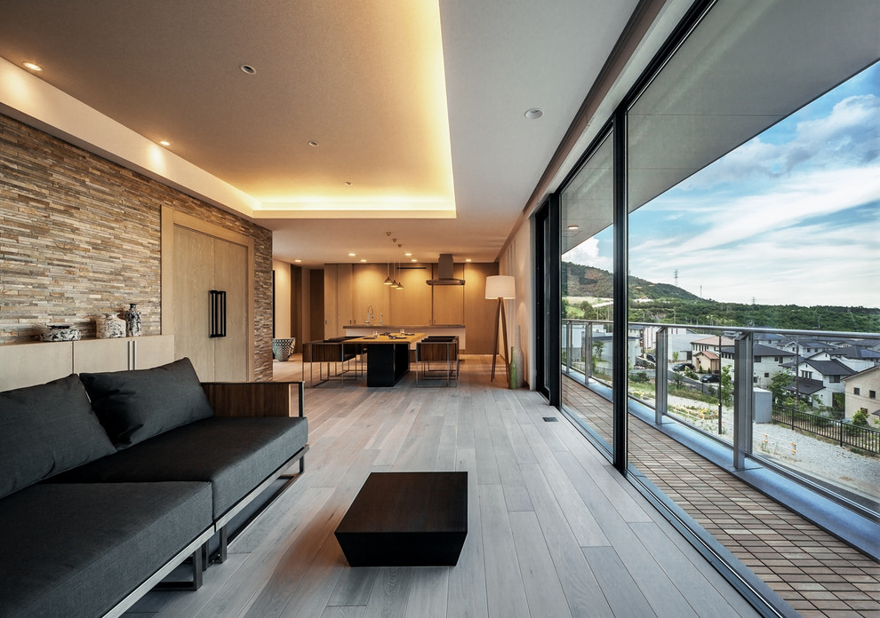Пример оригинального дизайна: парадная, открытая гостиная комната в стиле модернизм с бежевыми стенами, полом из фанеры, отдельно стоящим телевизором и серым полом без камина