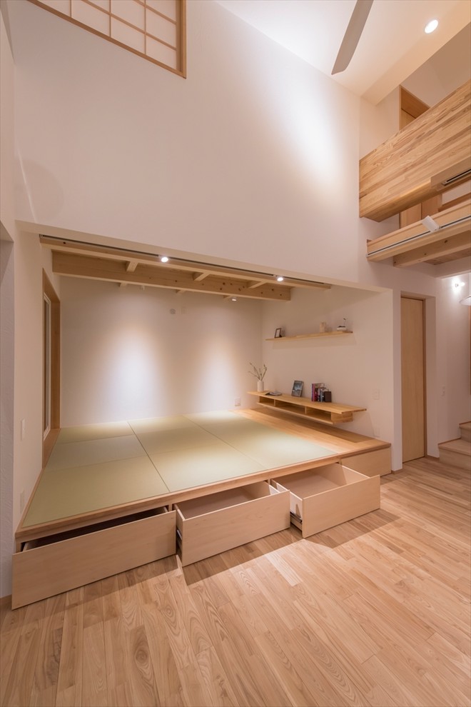 Example of a minimalist living room design in Yokohama