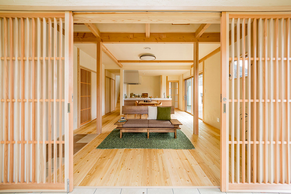 Offenes Asiatisches Wohnzimmer mit beiger Wandfarbe, hellem Holzboden und beigem Boden in Tokio Peripherie
