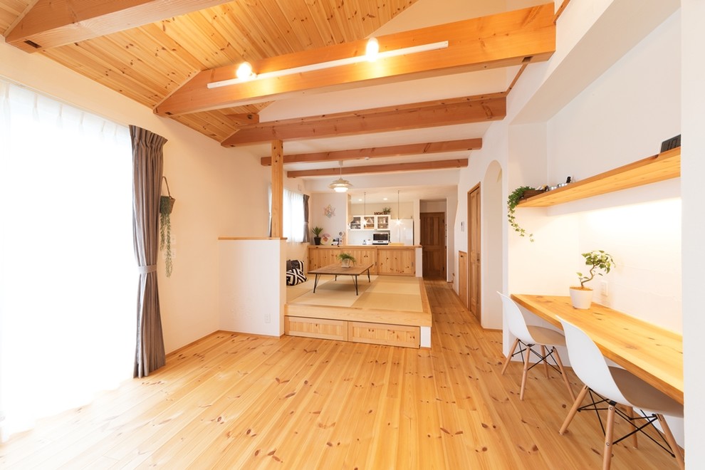 Idee per un soggiorno etnico aperto con pareti bianche, pavimento in legno massello medio e pavimento marrone