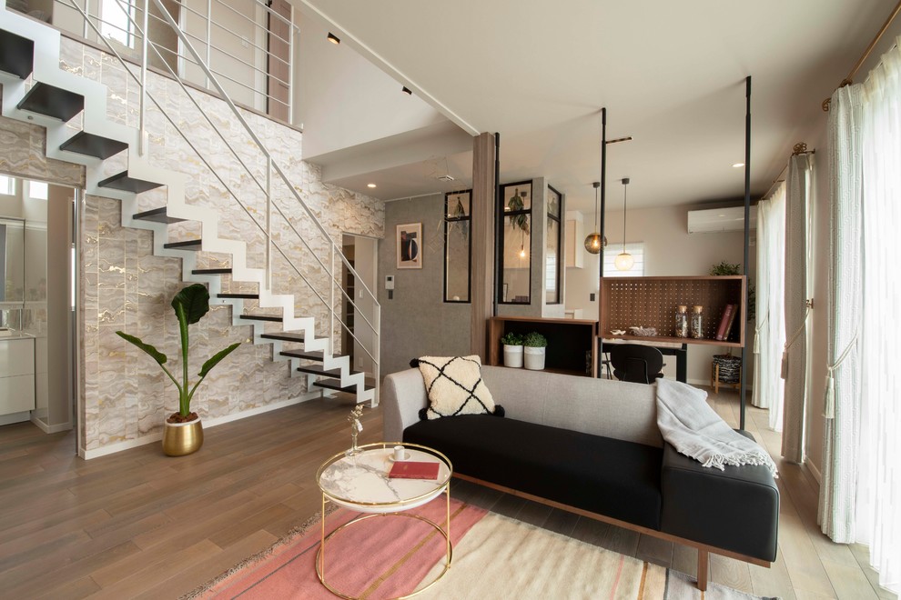 Стильный дизайн: открытая гостиная комната в современном стиле с светлым паркетным полом - последний тренд
