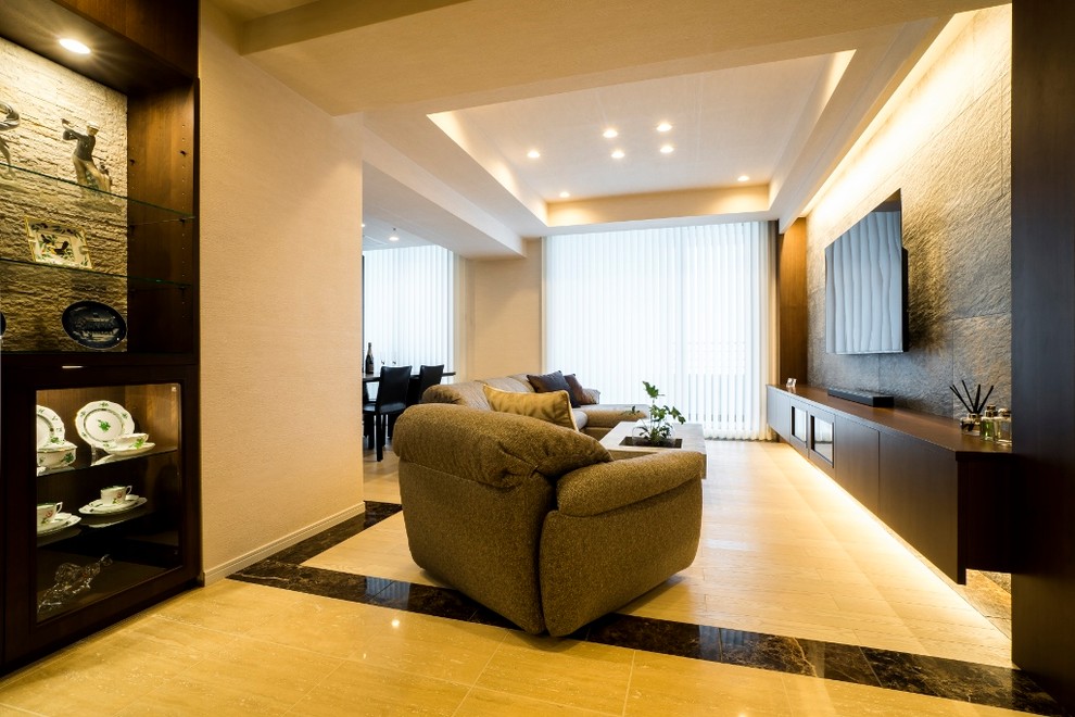 Modernes Wohnzimmer mit weißer Wandfarbe, Marmorboden, TV-Wand und beigem Boden in Tokio