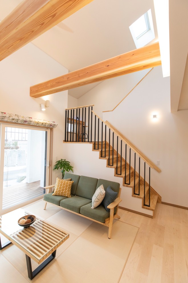 Свежая идея для дизайна: открытая гостиная комната среднего размера в скандинавском стиле с бетонным полом, белыми стенами и бежевым полом - отличное фото интерьера