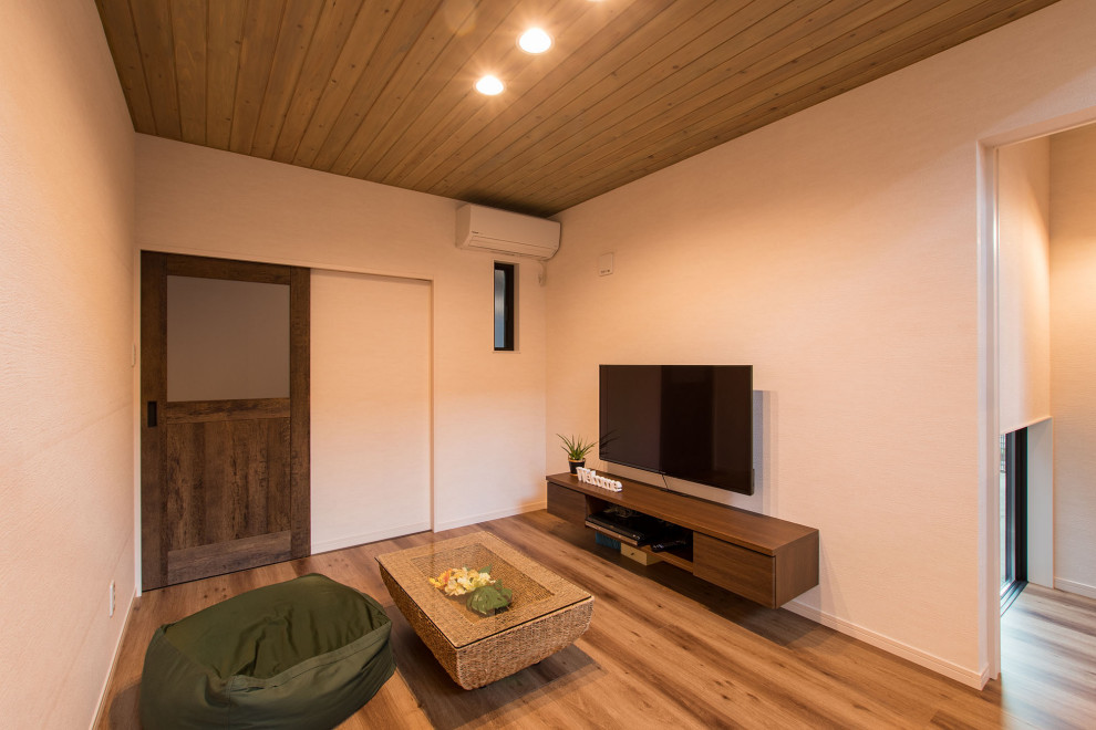 Aménagement d'un petit salon asiatique ouvert avec un mur blanc, un sol en bois brun, aucune cheminée, un téléviseur fixé au mur, un sol marron, un plafond en bois et du papier peint.