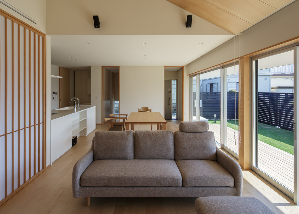 Inspiration for a world-inspired living room in Tokyo.