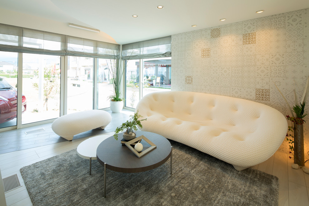 Aménagement d'un salon moderne ouvert avec un mur blanc.