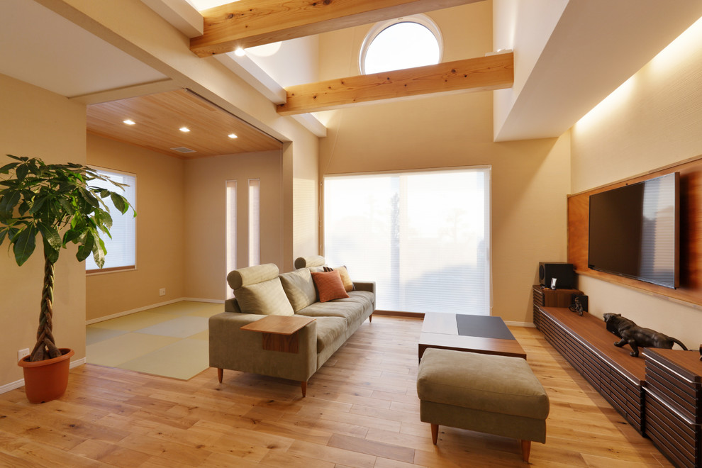 Asiatisches Wohnzimmer mit weißer Wandfarbe, hellem Holzboden, TV-Wand und beigem Boden in Sonstige