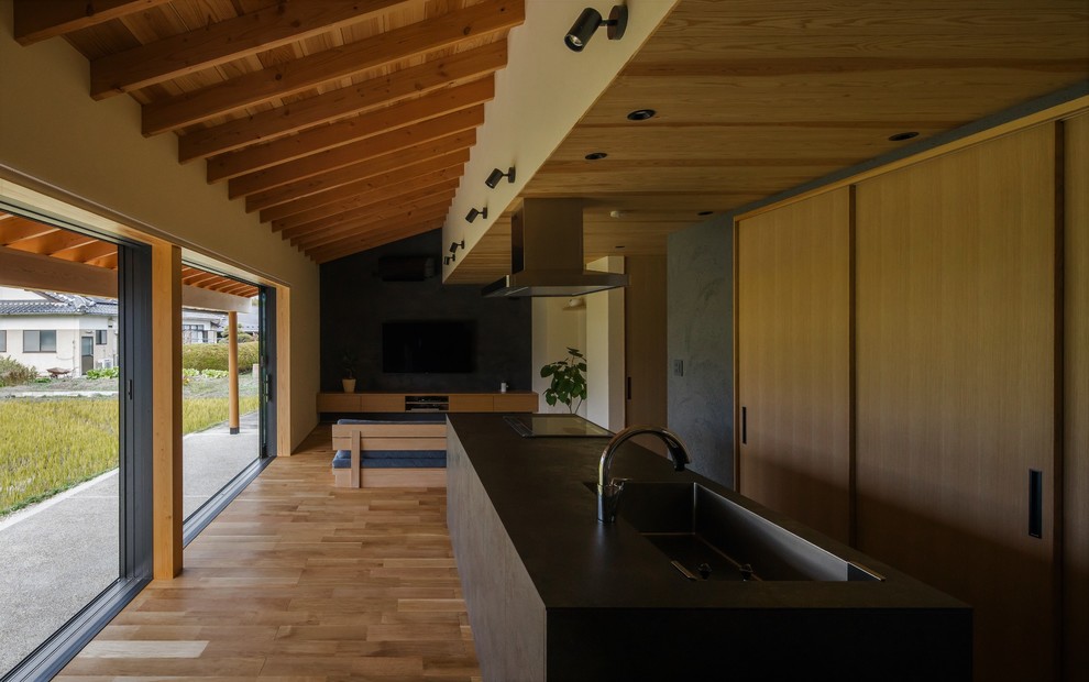 Mittelgroßes, Offenes Asiatisches Wohnzimmer ohne Kamin mit beiger Wandfarbe, braunem Holzboden, TV-Wand und beigem Boden in Sonstige