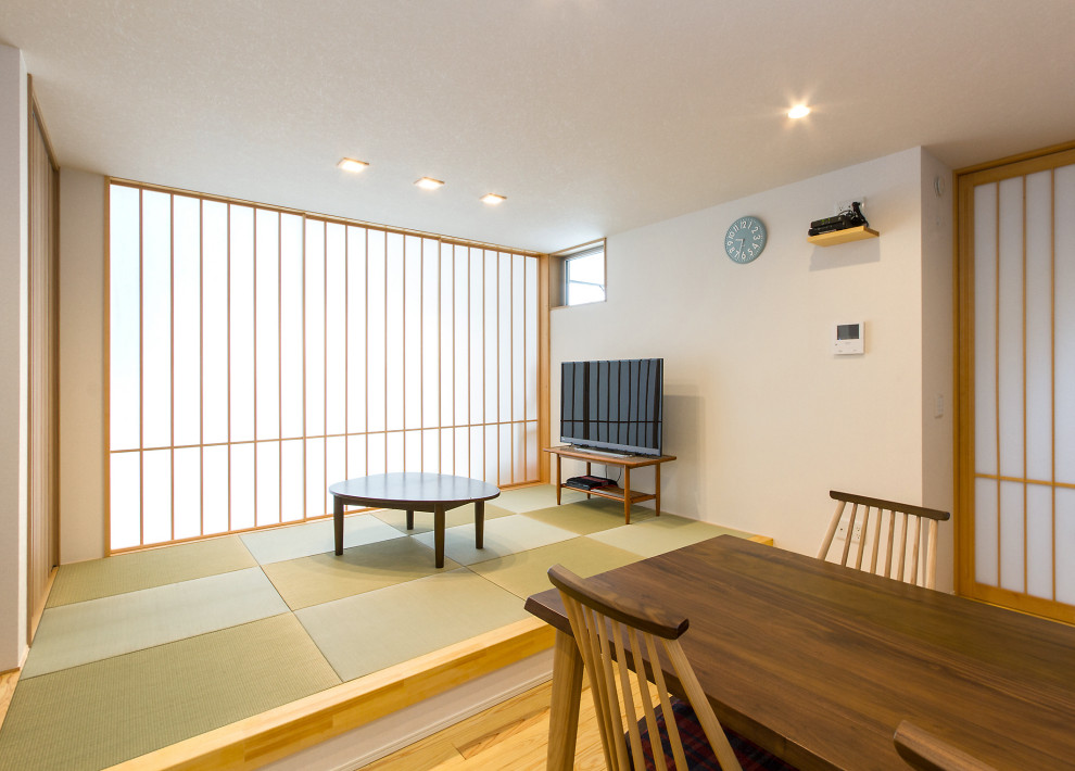Idee per un soggiorno minimalista di medie dimensioni e aperto con pareti bianche, pavimento in tatami, nessun camino, soffitto in carta da parati e carta da parati