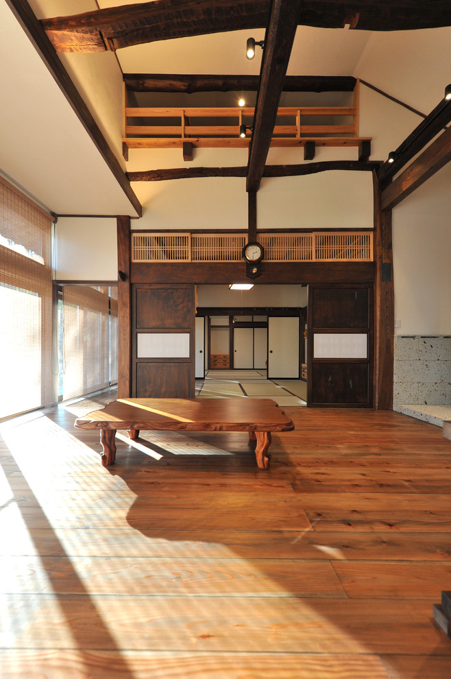 Imagen de salón de estilo zen con paredes blancas, suelo de madera en tonos medios y suelo marrón