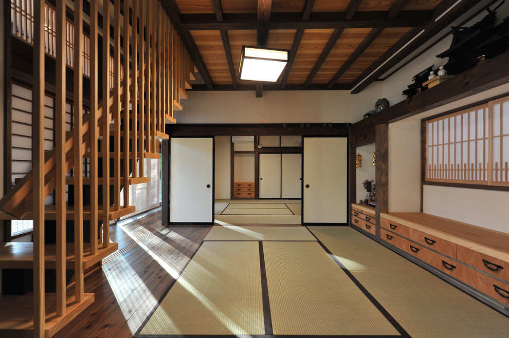 Inspiration pour un salon asiatique avec un mur blanc, un sol de tatami et un sol vert.