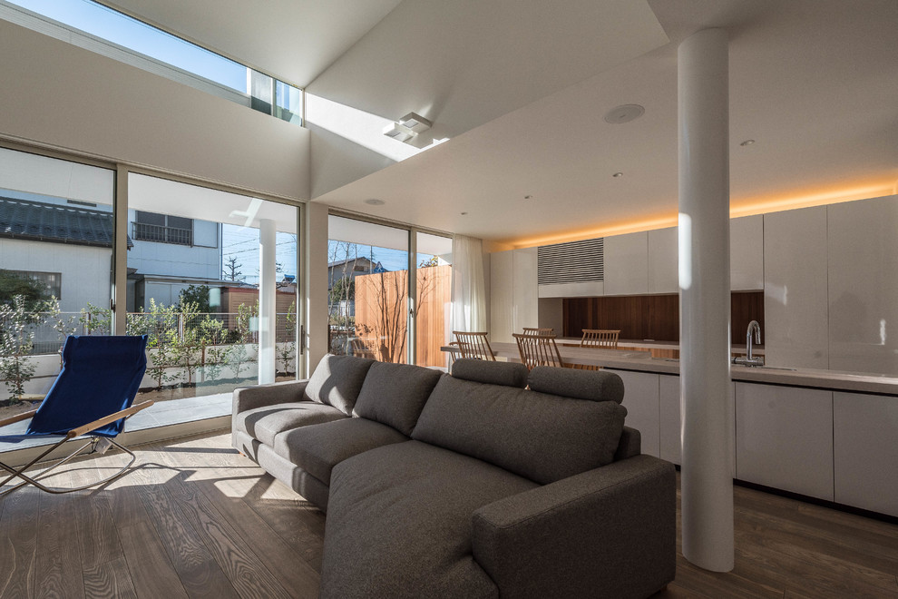 Idee per un soggiorno moderno con pareti bianche, parquet chiaro e pavimento grigio
